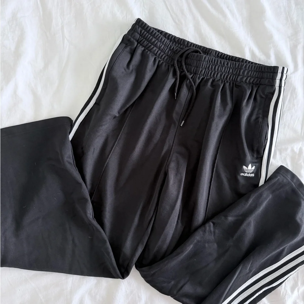 Adidas Black loose track pant Joggers with White Side Stripes - Picture 1 of 6
